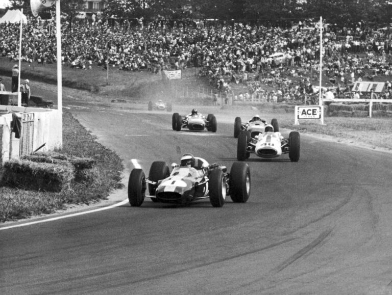 1-1964-Bruce-McLaren’s-winning-Tasman-Series